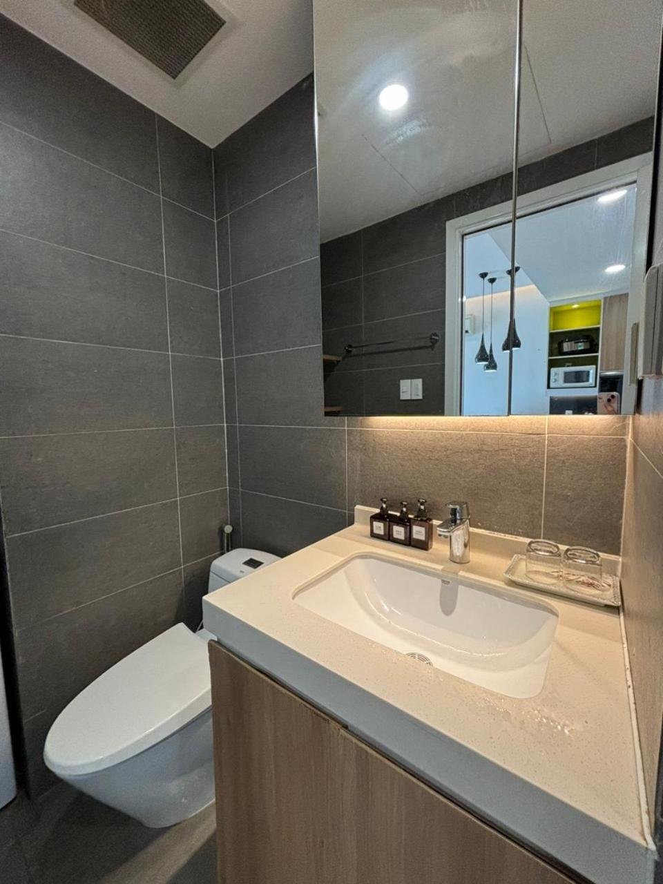 Căn hộ Ho Dich Vu Republic Plaza,tan Binh, Mien Phi Ho Boi, Phong Gym, Day Du Tien Nghi, Wifi Toc Do Cao